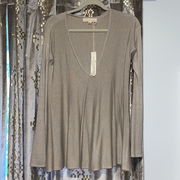 VICI:((NWT)) beige plunge neck super soft sweater - Picture 5 of 13